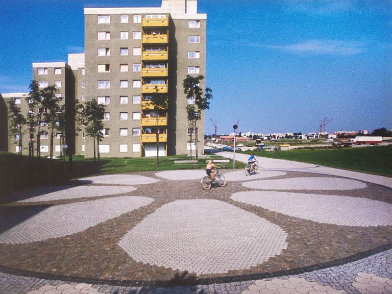 Alte Farbaufnahme vom Haderner Stern, ein Hochhaus mit gelben Balkönen ist zu sehen und spielende Kinder.